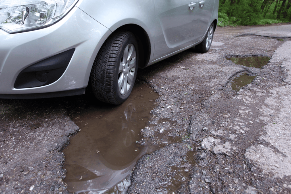 Conseils de sécurité pour conduire sur des routes endommagées